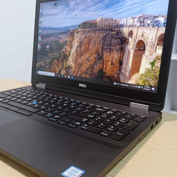 Dell latitude 5570💻🔥 CPU : core i5 - 6300U جيل السادس Ram : 8GB قابل للزيادة : hdd  ssd 256 قابل للتوسيع Gpu : intel UHD Graphics SCREEN : 15.6 HD 1080p Battery : 2_4 Hour حسب الاستخدام