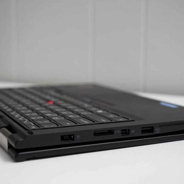 مثالي للعمل والدراسة والمونتاج و الالعاب لابتوب Lenovo yoga 460 Touch screen 360° degree 🔹 المواصفات الأساسية: • المعالج: Intel Core i5-6TH • الرام: 8 جيجابايت • التخزين: ▪️ هارد SSD سعة 256 جيجابايت • كارت الشاشة: Intel • الشاشة: 14 بوصة FHD تعمل باللمس (Touchscreen) • البطارية: بحالة ممتازة • الشاحن: الأصلي موجود